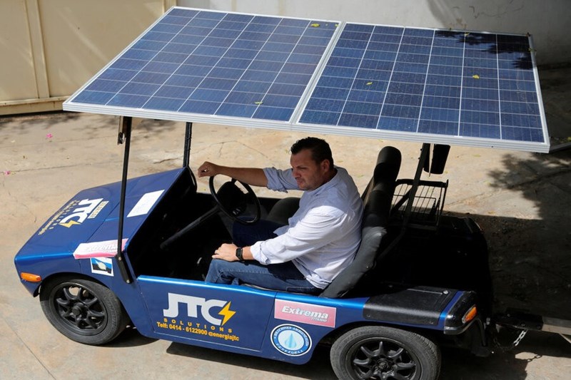 Biến xe golf cũ thành ôtô điện mặt trời