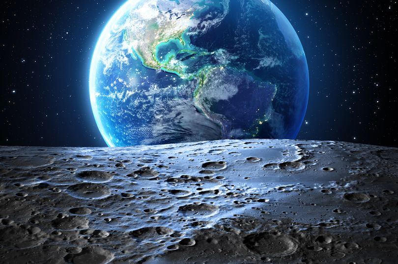 Đất Mặt Trăng là vật liệu trên bề mặt thiên thể này và rất khác so với đất trồng ở Trái Đất