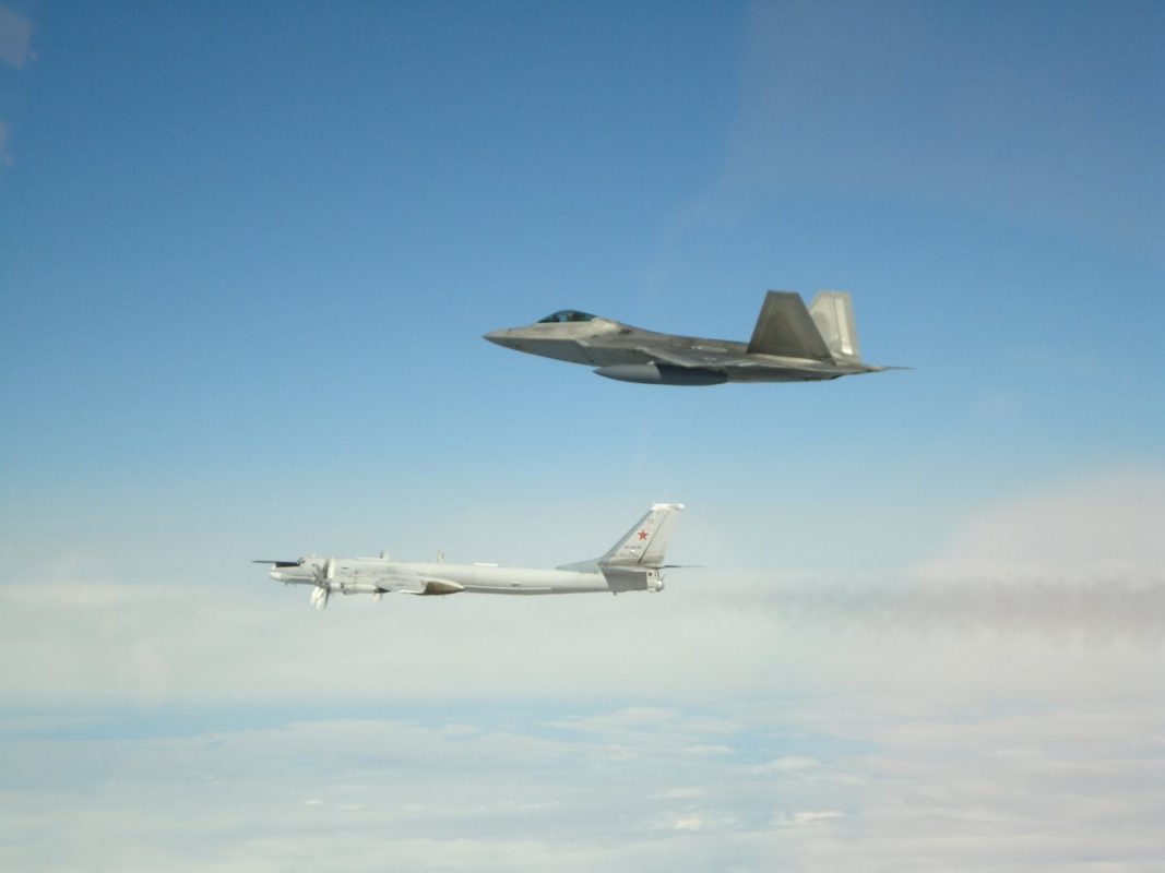Máy bay F-22 của Mỹ tấn công vật thể hình trụ phía trên vùng Yukon ở Canada