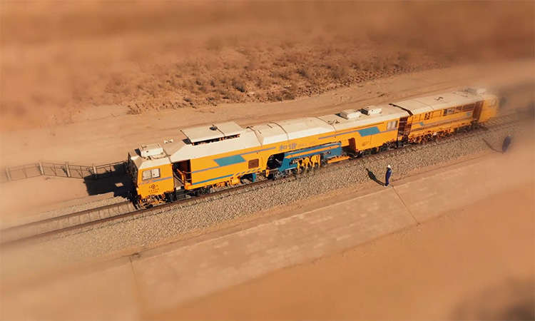 Để lập bản thiết kế cho tuyến đường sắt qua sa mạc cát này, các chuyên gia đã tốn 2 tấn giấy vẽ