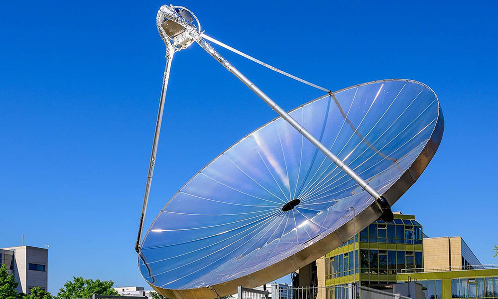 Đĩa parabol đóng vai trò quan trọng trong lò phản ứng năng lượng mặt trời giúp sản xuất hydro