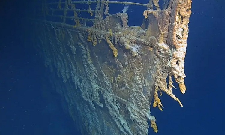Những cột rusticle do vi khuẩn tạo ra ở mạn trái tàu Titanic